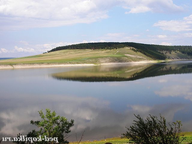 В річку виглядають хмари