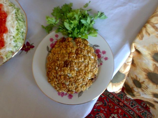 Святковий стіл. Прикраса столу - салат Ананас