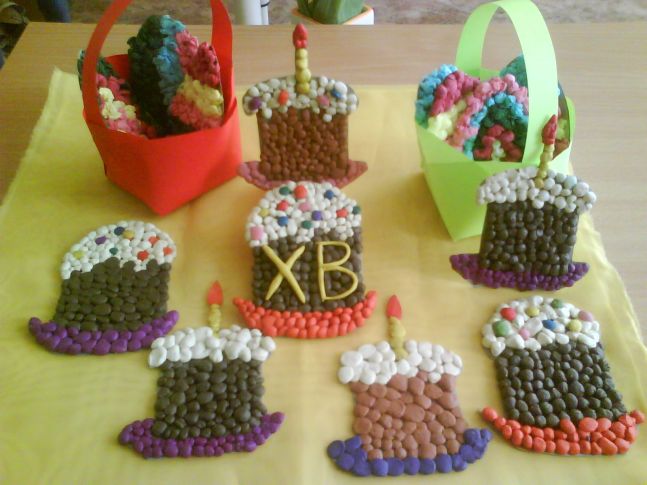 великодні паски та кошики з яйцями