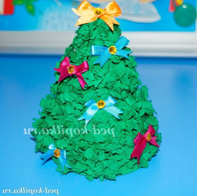 Новорічна ялинка з гофрованого паперу своїми руками