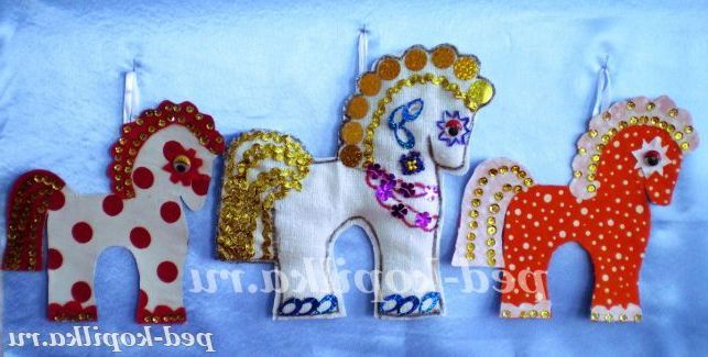 Новорічна конячка своїми руками