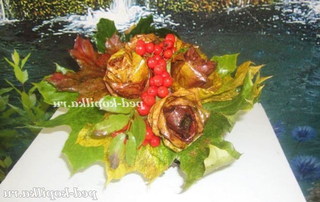 Осінній букет з кленового листя