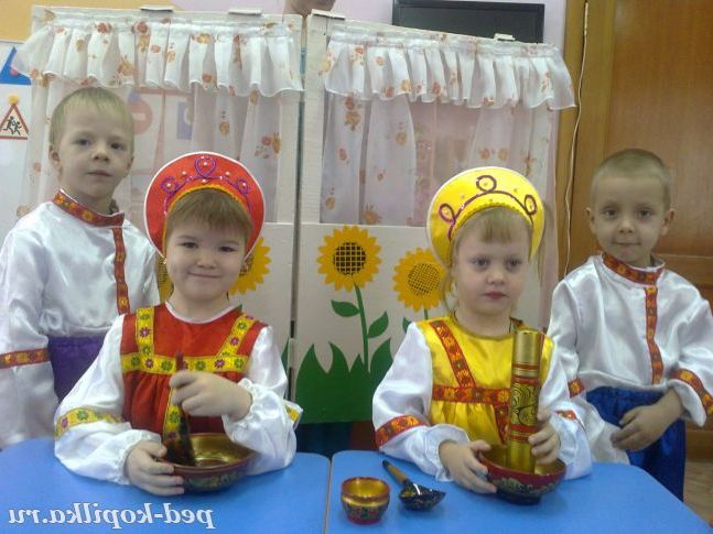 Пригощаю друзів ватрушками.