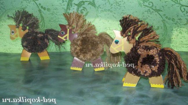 Конячка з помпонів