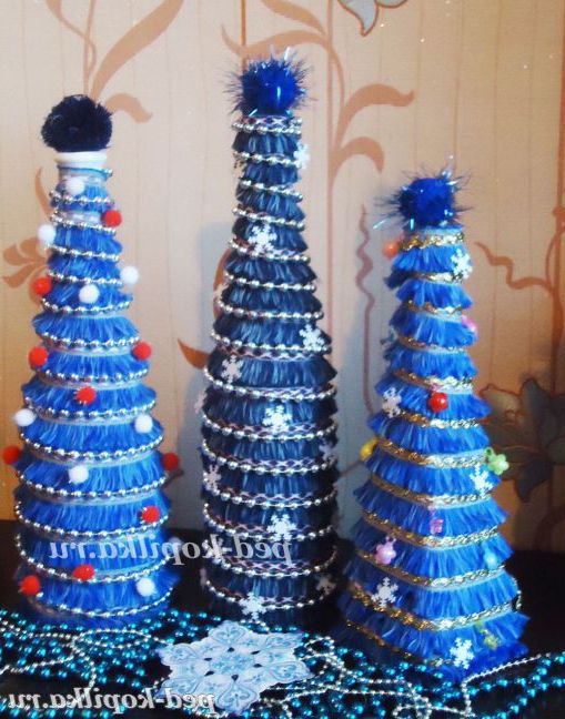 Новорічна ялинка з непридатного матеріалу