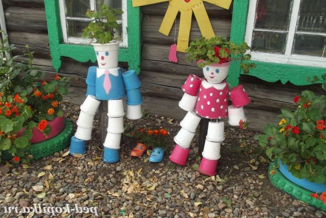 Виріб із пластикової тари.