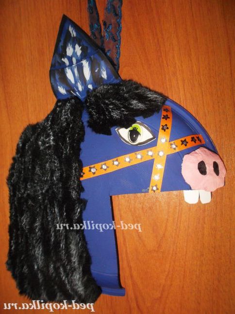 Конячка з пластикової одноразової тарілки