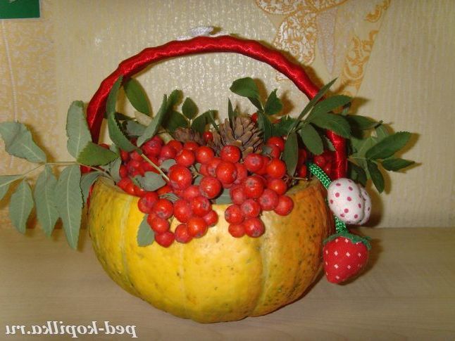 Осіння кошик з гарбуза з подарунками