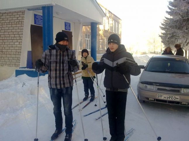 Лижна прогулянка в зимовий ліс