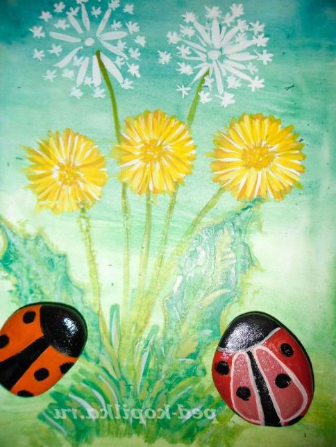 Божа корівка на галявині з кульбабами