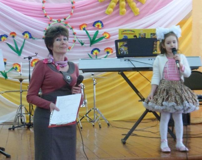 Виступ внучки з бабусею