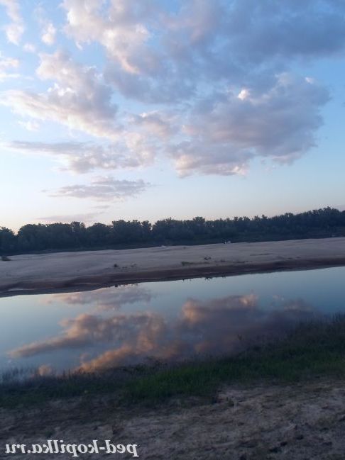 В річку виглядають хмари...