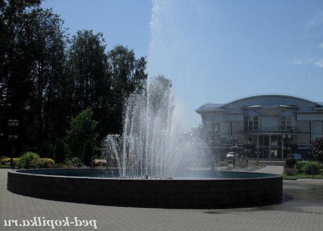 Фонтан у парку