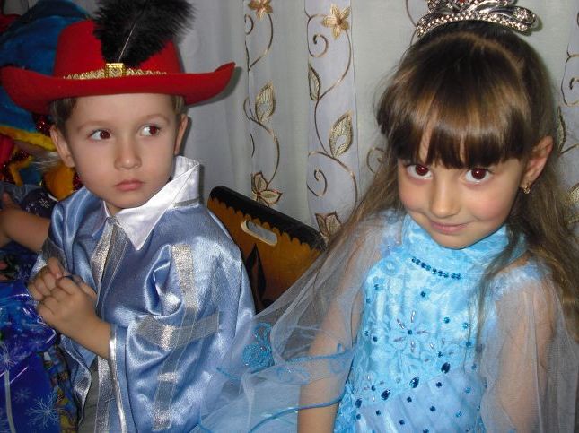 Друзі на новорічному святі