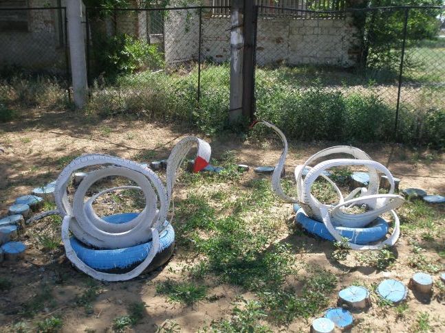 Лебеді на озері