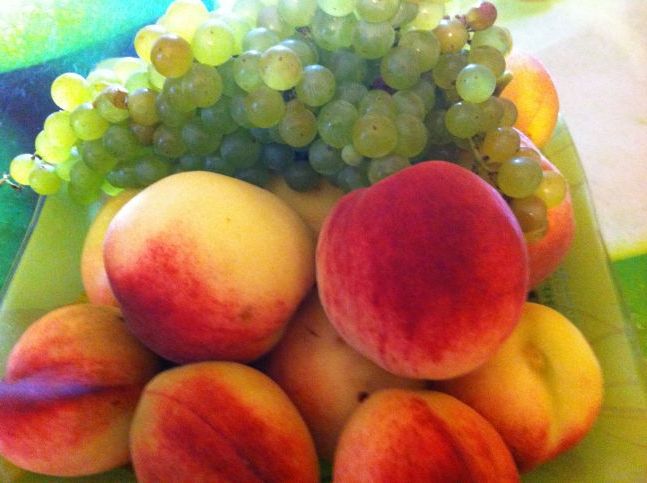 Персики і виноград