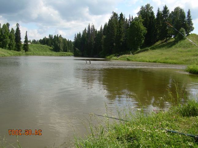 річка за будинком