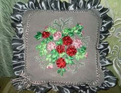 Майстер - клас. Виготовлення диванної подушки (вишивка атласними стрічками)